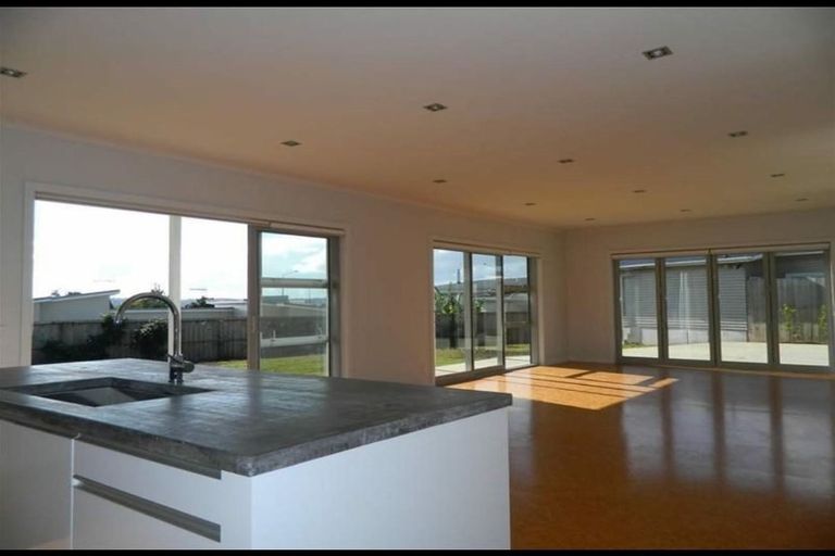 Photo of property in 36 Sohlue Place, Oteha, Auckland, 0632