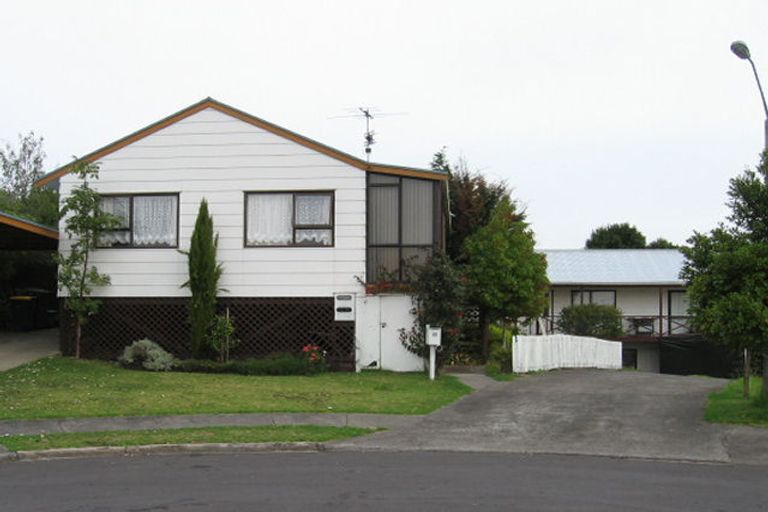 Photo of property in 1/23 Flaunty Place, West Harbour, Auckland, 0618