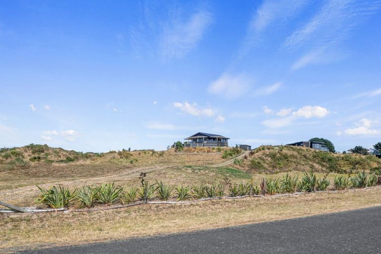 Photo of property in 125 Strathnaver Drive, Waikawa Beach, Levin, 5573