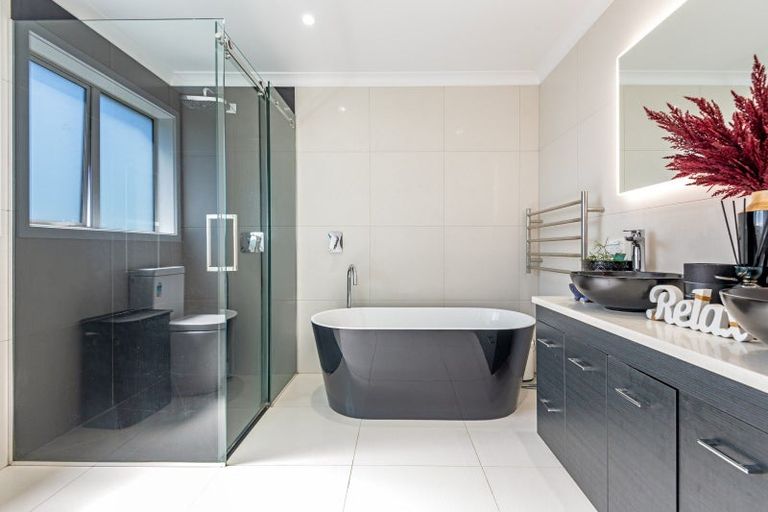 Photo of property in 2 Tutakarae Road, Kelvin Grove, Palmerston North, 4470