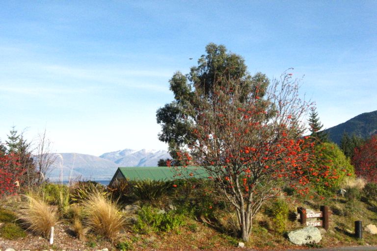 Photo of property in 92 Cedar Drive, Kelvin Heights, Queenstown, 9300