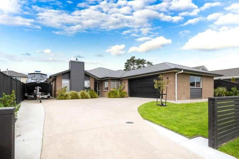 Photo of property in 17 Eric Farley Drive, Kumeu, 0810