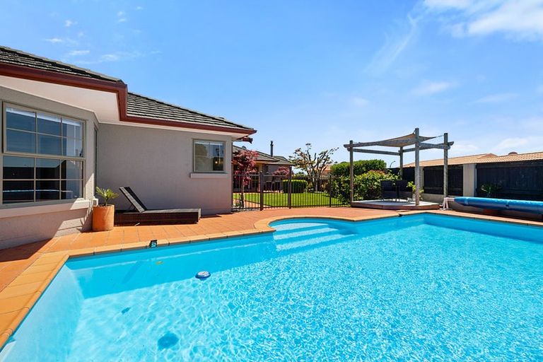 Photo of property in 11 Shelter Grove, Frankleigh Park, New Plymouth, 4310