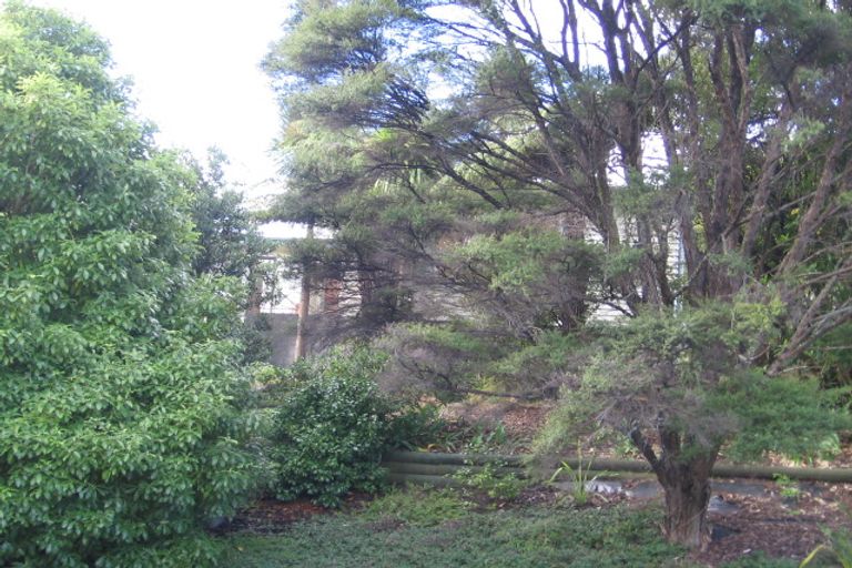 Photo of property in 92 Woodlands Park Road, Titirangi, Auckland, 0604