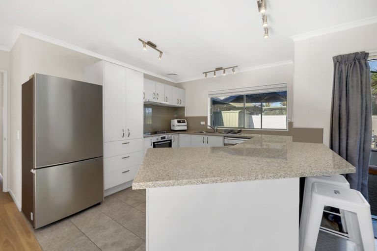 Photo of property in 16 Castlehill Court, Wattle Downs, Auckland, 2103