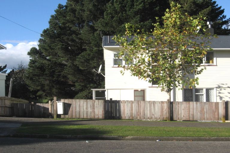Photo of property in 15-15a Worcester Place, Cannons Creek, Porirua, 5024