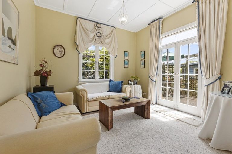 Photo of property in 2 Hoyle Place, New Plymouth, 4310