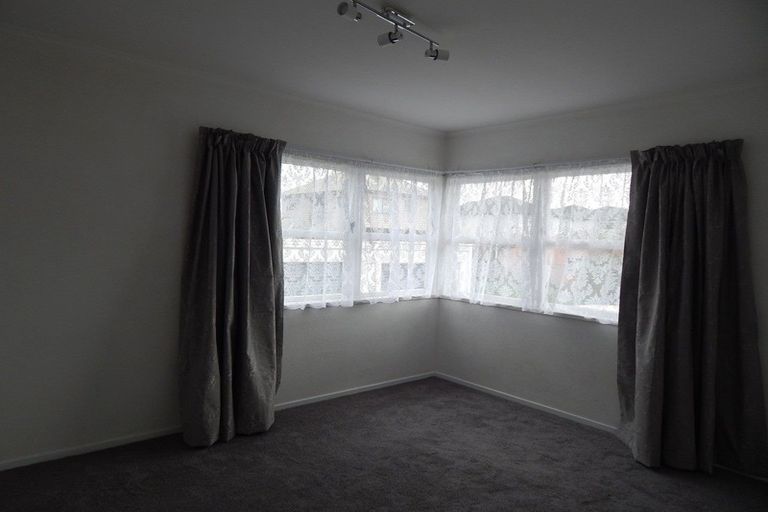 Photo of property in 2/124 Te Atatu Road, Te Atatu South, Auckland, 0610