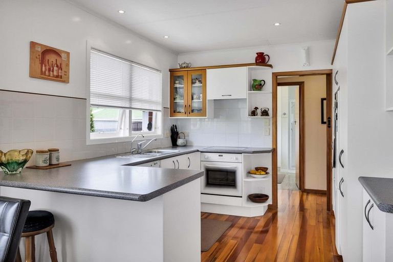 Photo of property in 1 Reid Avenue, Hawera, 4610