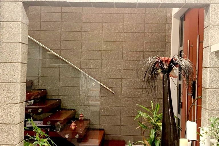 Photo of property in 37 Newington Road, Henderson, Auckland, 0612