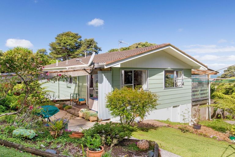 Photo of property in 68 Rauhuia Crescent, Parau, Auckland, 0604
