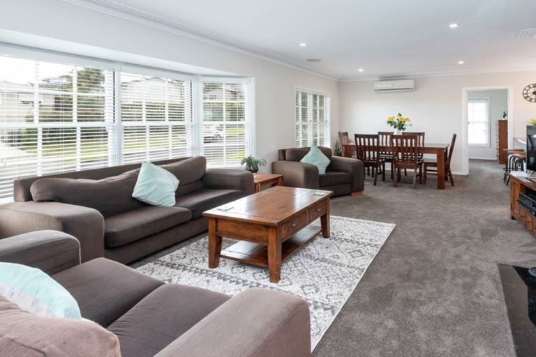 Photo of property in 24 Cheriton Road, Mellons Bay, Auckland, 2014