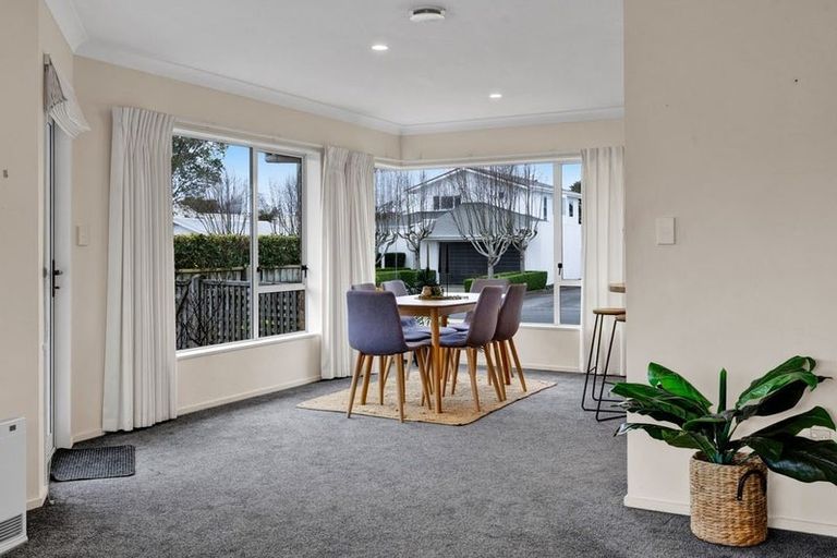 Photo of property in 18 Kinross Drive, Merrilands, New Plymouth, 4312