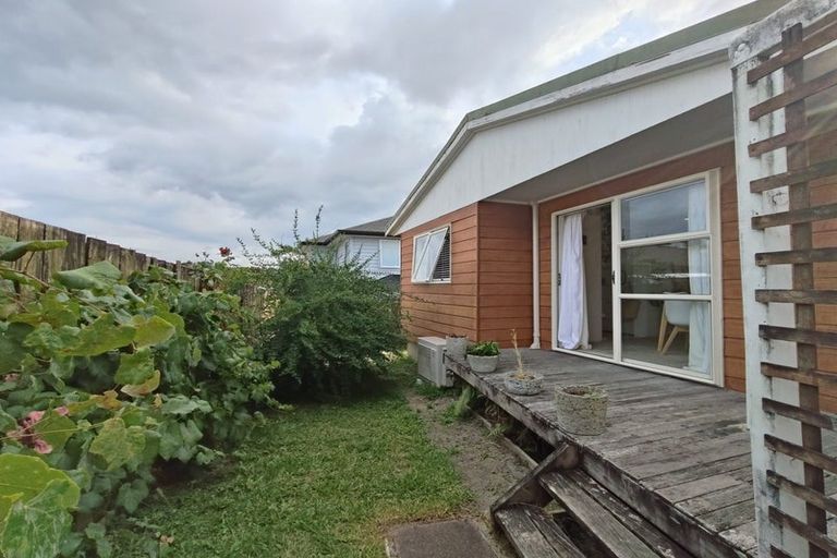 Photo of property in 2/28 Caribbean Drive, Unsworth Heights, Auckland, 0632