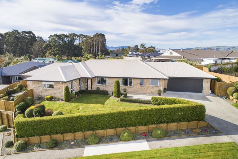 Photo of property in 28 Galea Grove, Kelvin Grove, Palmerston North, 4414