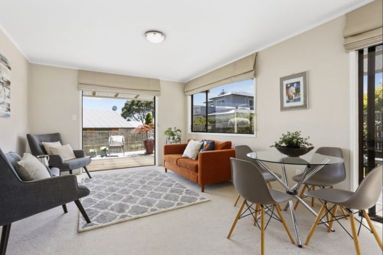 Photo of property in 2/56 Ridgemount Rise, Mangere Bridge, Auckland, 2022