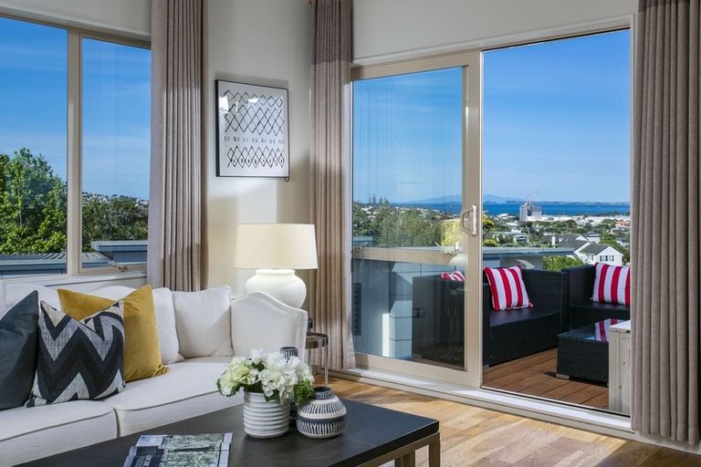 Photo of property in 8 Currey Crescent, Milford, Auckland, 0620