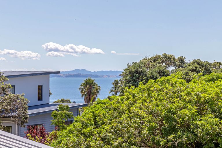 Photo of property in 1394 Whangaparaoa Road, Army Bay, Whangaparaoa, 0930