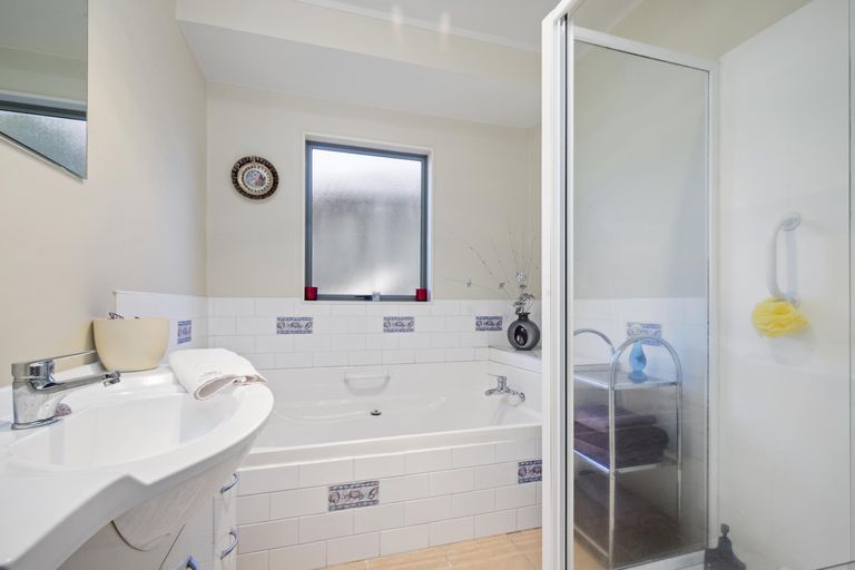 Photo of property in 65 The Glade South, Pukekohe, 2120