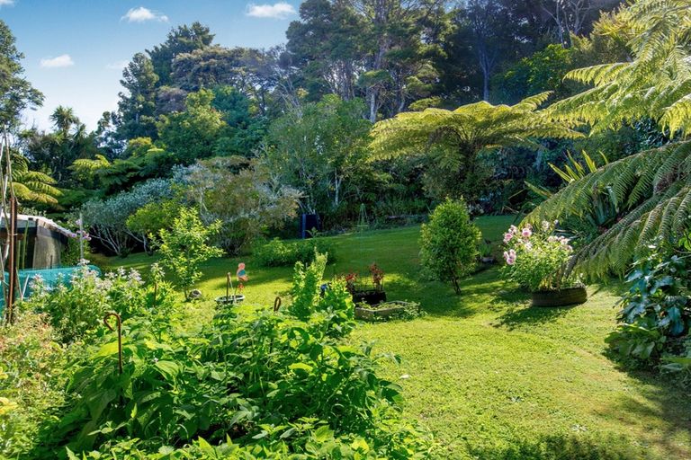 Photo of property in 68 Rauhuia Crescent, Parau, Auckland, 0604