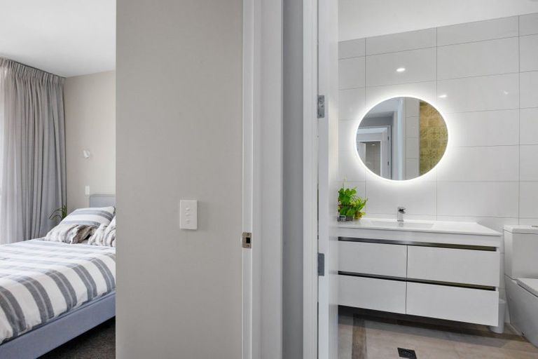 Photo of property in 203/86 Alpha Street, Cambridge, 3434