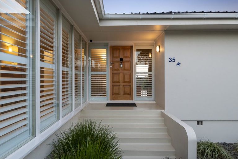 Photo of property in 35 Onewa Road, Northcote, Auckland, 0627