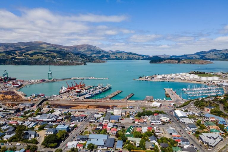 Photo of property in 2 Cornwall Road, Lyttelton, 8082