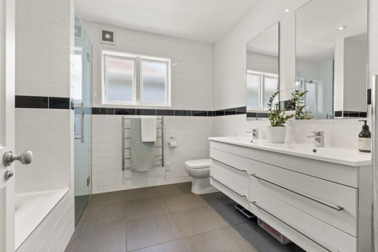 Photo of property in 131 Vauxhall Road, Narrow Neck, Auckland, 0624