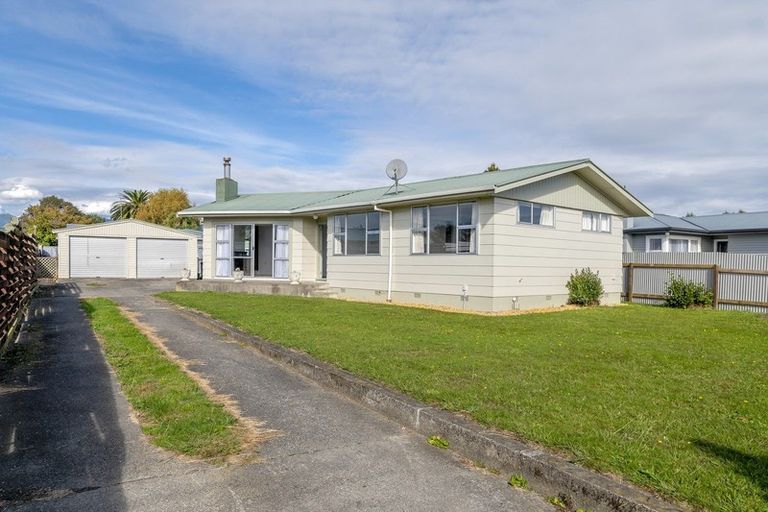 Photo of property in 2 Drake Street, Levin, 5510