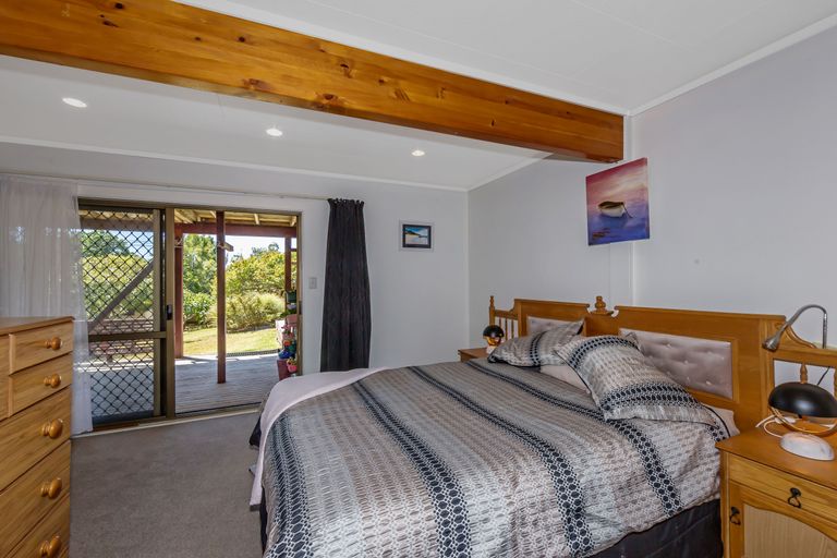 Photo of property in 1394 Whangaparaoa Road, Army Bay, Whangaparaoa, 0930