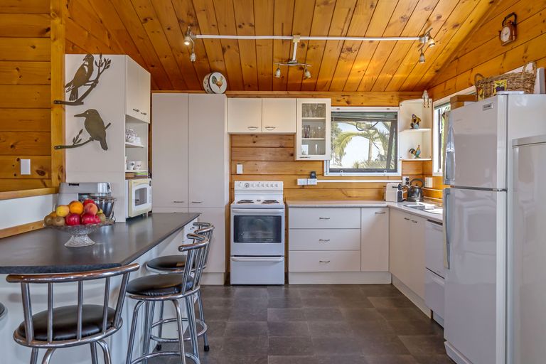 Photo of property in 1394 Whangaparaoa Road, Army Bay, Whangaparaoa, 0930