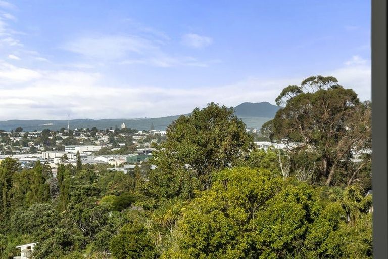 Photo of property in 1/3 Hall Road, Glenfield, Auckland, 0629