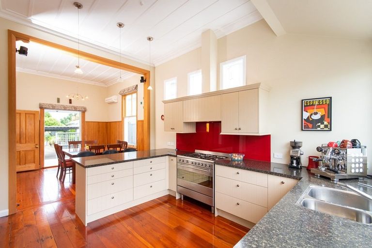 Photo of property in 18 Cobden Road, Bluff Hill, Napier, 4110