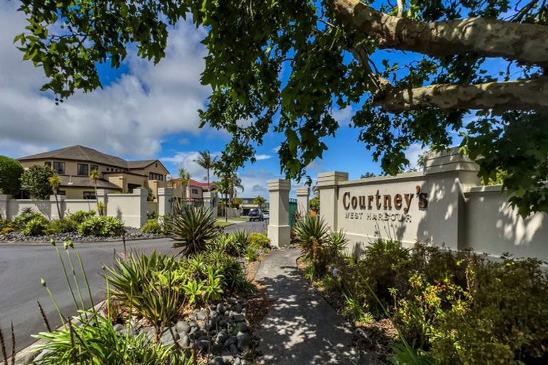 Photo of property in 5 Courtneys, West Harbour, Auckland, 0618
