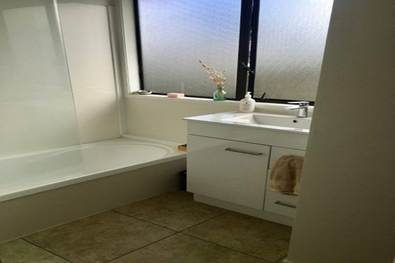 Photo of property in 2/24 Edwin Freeman Place, Ranui, Auckland, 0612