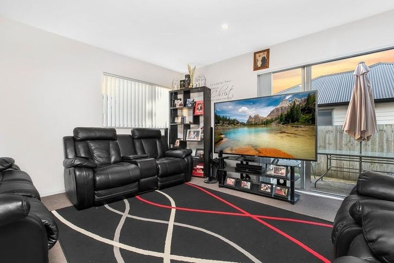 Photo of property in 98 Popokatea Drive, Takanini, 2112