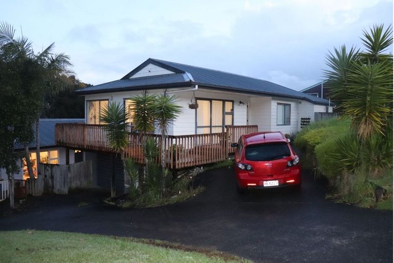 Photo of property in 1/2 Fernlea Rise, Bayview, Auckland, 0629