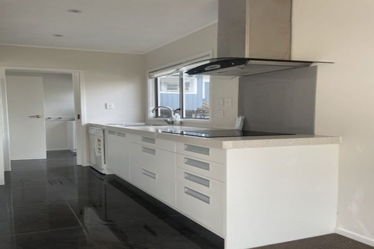 Photo of property in 2/33 Halberg Street, Glenfield, Auckland, 0629