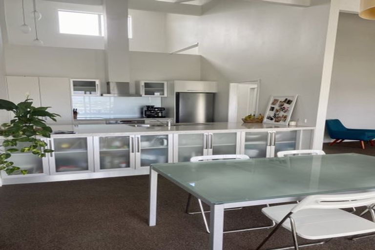 Photo of property in 2/19 Westwell Road, Belmont, Auckland, 0622