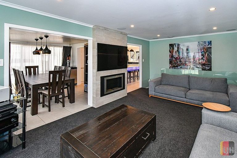 Photo of property in 21 Balgowan Terrace, Conifer Grove, Takanini, 2112