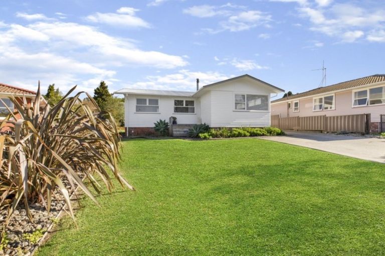 Photo of property in 10 Firle Place, Green Bay, Auckland, 0604