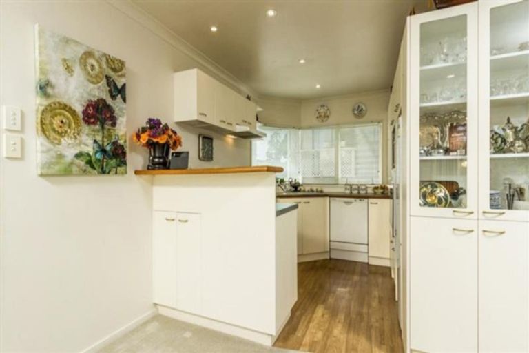 Photo of property in 18 Folkestone Street, Murrays Bay, Auckland, 0630