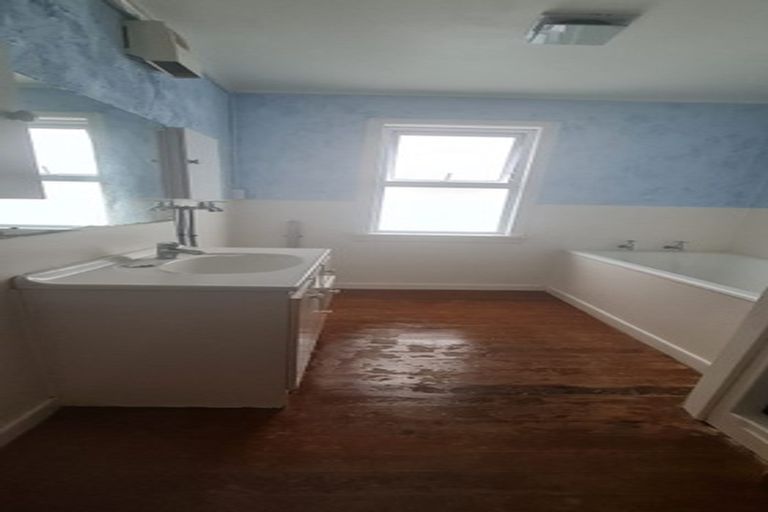 Photo of property in 6 Kingdale Road, Henderson, Auckland, 0610