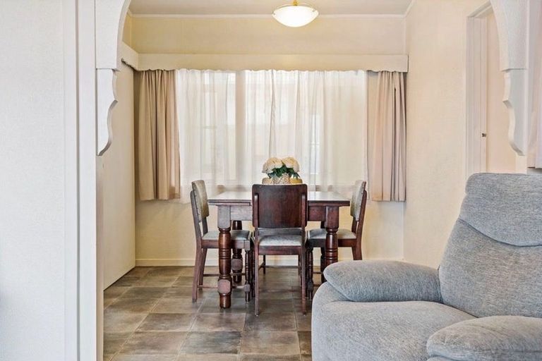 Photo of property in 128 Archibald Road, Kelston, Auckland, 0602