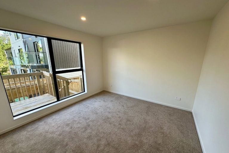 Photo of property in 3/105 Hobsonville Road, West Harbour, Auckland, 0618