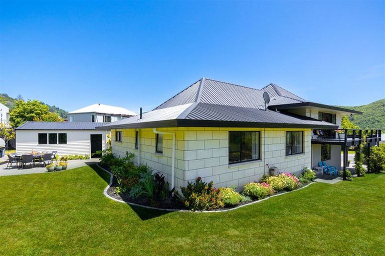 Photo of property in 108 Moana View Road, Waikawa, Picton, 7220