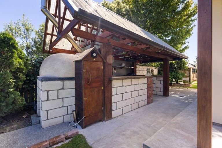 Photo of property in 33 Royal Oak Drive, Kelvin Grove, Palmerston North, 4414