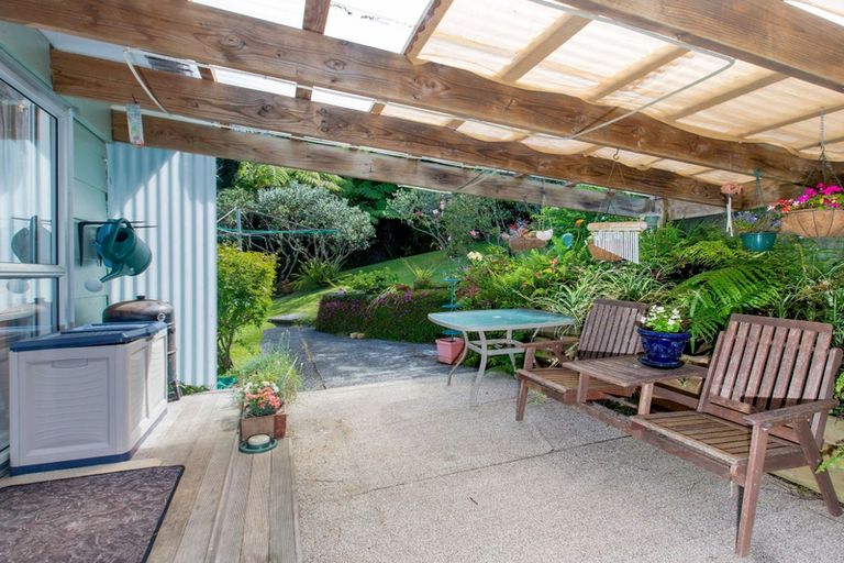 Photo of property in 68 Rauhuia Crescent, Parau, Auckland, 0604