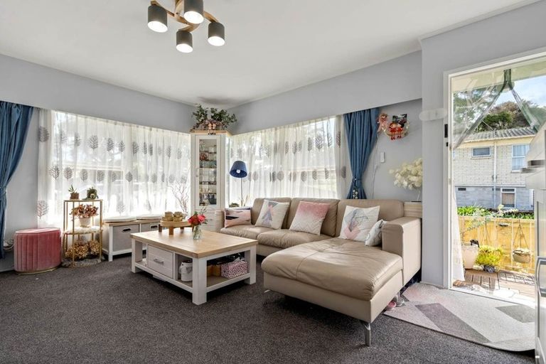 Photo of property in 1/40 Cheval Drive, Totara Vale, Auckland, 0629