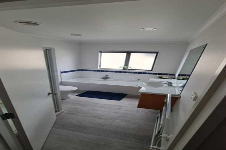 Photo of property in 6 Thornbury Crescent, East Tamaki Heights, Auckland, 2016